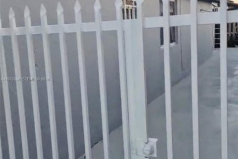 Copropriété à louer à Hialeah, Floride: 2 chambres, 101.26 m2 № 2049841 - photo 4