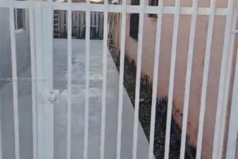 Copropriété à louer à Hialeah, Floride: 2 chambres, 101.26 m2 № 2049841 - photo 3