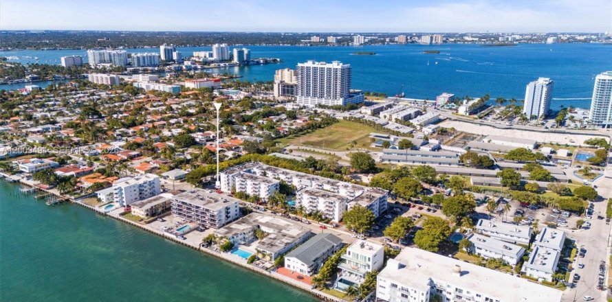 Condominio en North Bay Village, Florida, 2 dormitorios  № 2073263