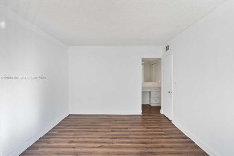 Condominio en venta en North Bay Village, Florida, 2 dormitorios, 83.61 m2 № 2073263 - foto 15
