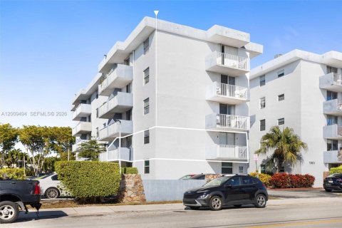Condominio en venta en North Bay Village, Florida, 2 dormitorios, 83.61 m2 № 2073263 - foto 25