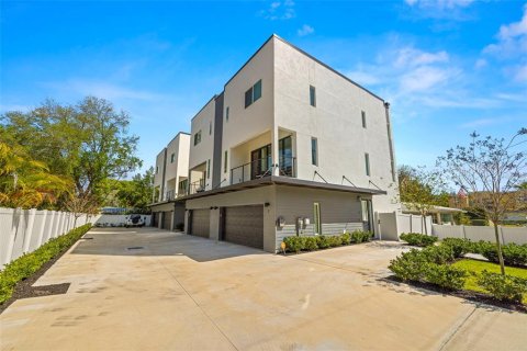 Adosado en venta en Tampa, Florida, 3 dormitorios, 202.9 m2 № 1822776 - foto 1