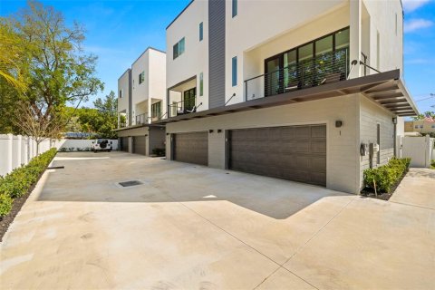Adosado en venta en Tampa, Florida, 3 dormitorios, 202.9 m2 № 1822776 - foto 2