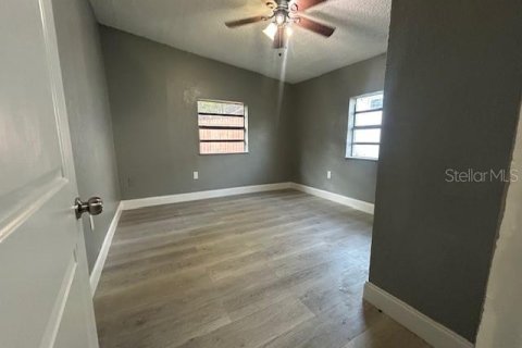House in Orlando, Florida 4 bedrooms, 104.98 sq.m. № 2210522 - photo 12