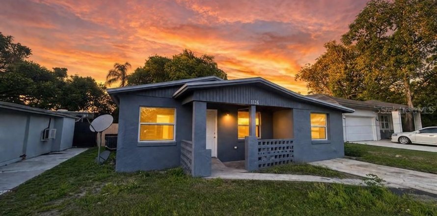 House in Orlando, Florida 4 bedrooms, 104.98 sq.m. № 2210522