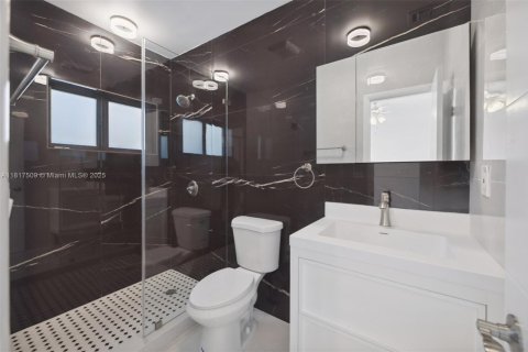 House in Miami, Florida 4 bedrooms, 211.82 sq.m. № 1888892 - photo 19