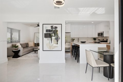 House in Miami, Florida 4 bedrooms, 211.82 sq.m. № 1888892 - photo 13