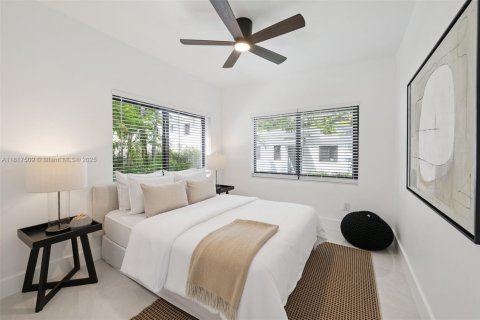 House in Miami, Florida 4 bedrooms, 211.82 sq.m. № 1888892 - photo 20