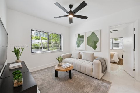 House in Miami, Florida 4 bedrooms, 211.82 sq.m. № 1888892 - photo 17