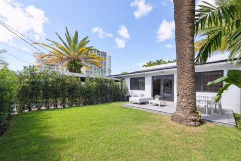 House in Miami, Florida 4 bedrooms, 211.82 sq.m. № 1888892 - photo 15