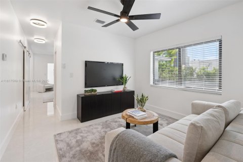 House in Miami, Florida 4 bedrooms, 211.82 sq.m. № 1888892 - photo 18