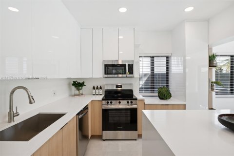 House in Miami, Florida 4 bedrooms, 211.82 sq.m. № 1888892 - photo 7