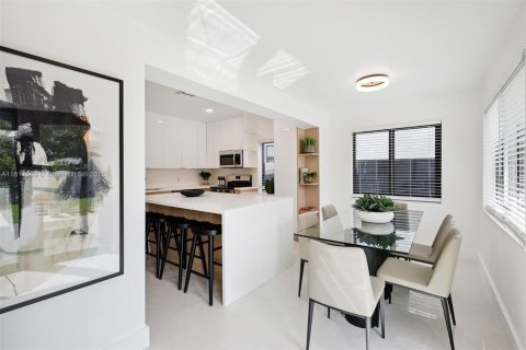 House in Miami, Florida 4 bedrooms, 211.82 sq.m. № 1888892 - photo 4