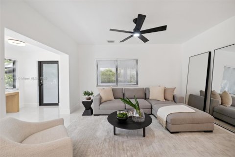 House in Miami, Florida 4 bedrooms, 211.82 sq.m. № 1888892 - photo 8