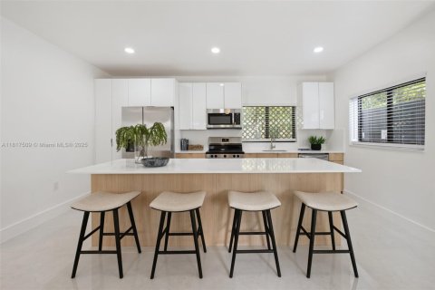 House in Miami, Florida 4 bedrooms, 211.82 sq.m. № 1888892 - photo 30