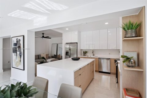 House in Miami, Florida 4 bedrooms, 211.82 sq.m. № 1888892 - photo 2