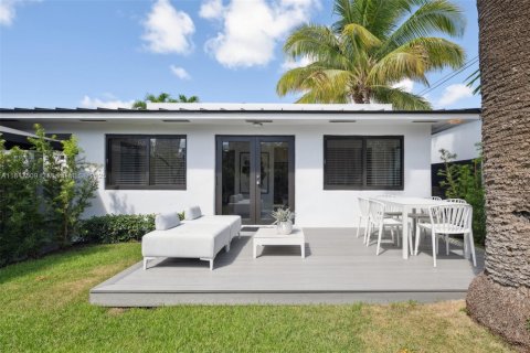 House in Miami, Florida 4 bedrooms, 211.82 sq.m. № 1888892 - photo 14
