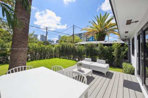 House in Miami, Florida 4 bedrooms, 211.82 sq.m. № 1888892 - photo 16