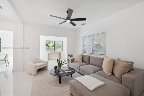 House in Miami, Florida 4 bedrooms, 211.82 sq.m. № 1888892 - photo 9