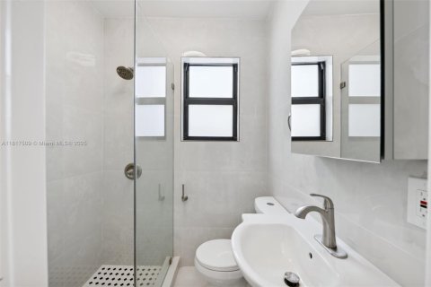 House in Miami, Florida 4 bedrooms, 211.82 sq.m. № 1888892 - photo 25