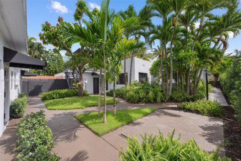House in Miami, Florida 4 bedrooms, 211.82 sq.m. № 1888892 - photo 28
