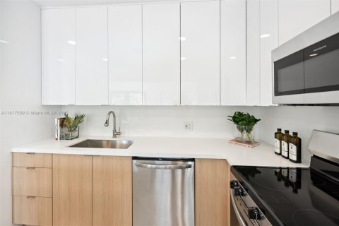 House in Miami, Florida 4 bedrooms, 211.82 sq.m. № 1888892 - photo 6