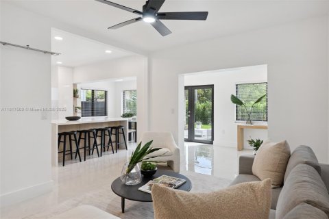 House in Miami, Florida 4 bedrooms, 211.82 sq.m. № 1888892 - photo 10
