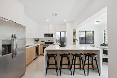 House in Miami, Florida 4 bedrooms, 211.82 sq.m. № 1888892 - photo 3