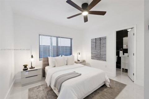 House in Miami, Florida 4 bedrooms, 211.82 sq.m. № 1888892 - photo 21