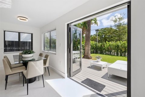 House in Miami, Florida 4 bedrooms, 211.82 sq.m. № 1888892 - photo 12