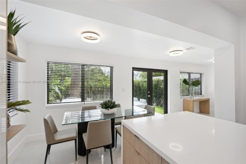 House in Miami, Florida 4 bedrooms, 211.82 sq.m. № 1888892 - photo 5
