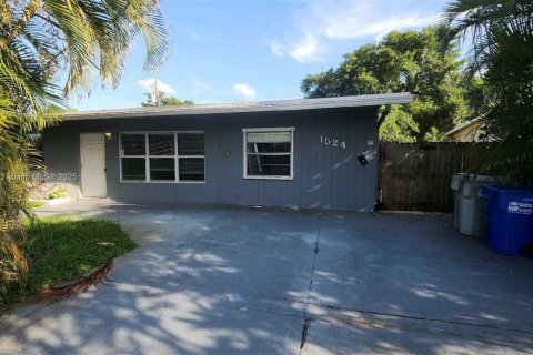 House in Pompano Beach, Florida 3 bedrooms, 103.77 sq.m. № 1823544 - photo 1