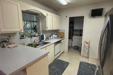 House in Miami, Florida 3 bedrooms, 159.79 sq.m. № 1947726 - photo 3