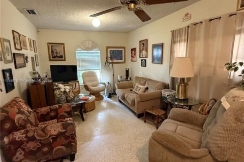 House in Miami, Florida 3 bedrooms, 159.79 sq.m. № 1947726 - photo 2