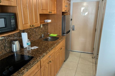 Condominio en venta en Sunny Isles Beach, Florida, 33.44 m2 № 1862363 - foto 3