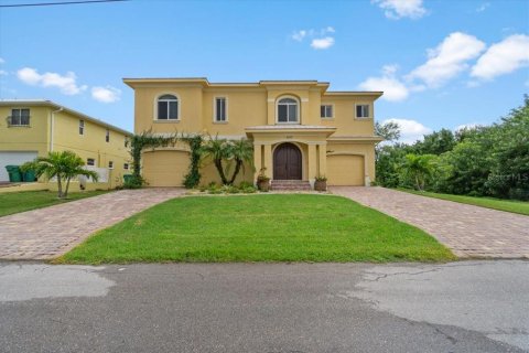 House in Punta Gorda, Florida 4 bedrooms, 320.42 sq.m. № 1915344 - photo 3