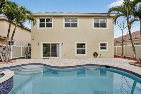 Villa ou maison à vendre à Pembroke Pines, Floride: 6 chambres, 254.55 m2 № 2026167 - photo 4