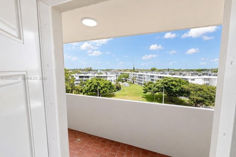 Copropriété à vendre à Miami, Floride: 2 chambres, 122.35 m2 № 2293544 - photo 17