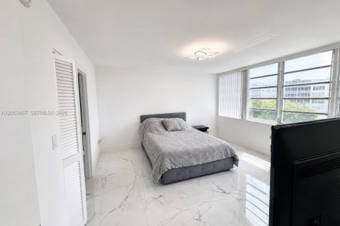 Copropriété à vendre à Miami, Floride: 2 chambres, 122.35 m2 № 2293544 - photo 12