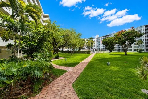 Copropriété à vendre à Miami, Floride: 2 chambres, 122.35 m2 № 2293544 - photo 20