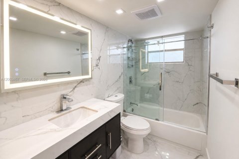 Copropriété à vendre à Miami, Floride: 2 chambres, 122.35 m2 № 2293544 - photo 8