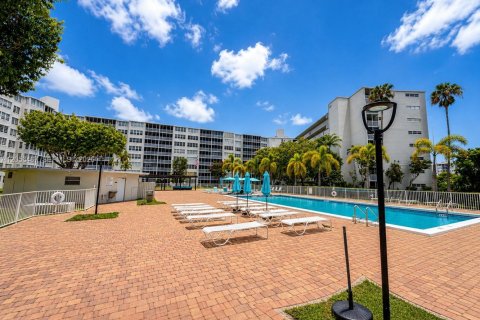 Copropriété à vendre à Miami, Floride: 2 chambres, 122.35 m2 № 2293544 - photo 23