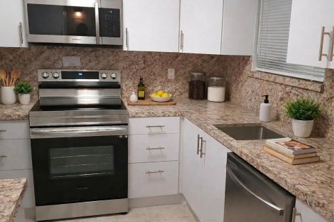 Condo in Coral Springs, Florida, 2 bedrooms  № 2082639 - photo 4