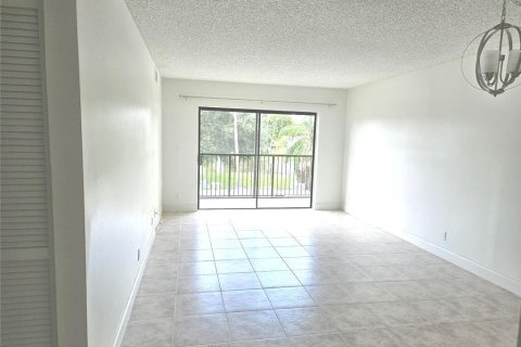 Condo in Coral Springs, Florida, 2 bedrooms  № 2082639 - photo 6