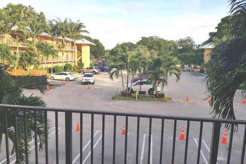 Condo in Coral Springs, Florida, 2 bedrooms  № 2082639 - photo 16