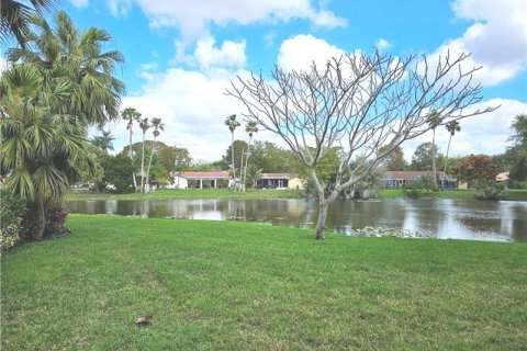 Condo in Coral Springs, Florida, 2 bedrooms  № 2082639 - photo 12