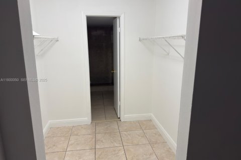 Condo in Miami, Florida, 1 bedroom № 1991210 - photo 5