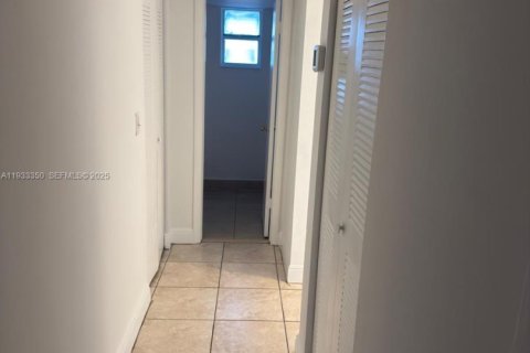 Condo in Miami, Florida, 1 bedroom № 1991210 - photo 6