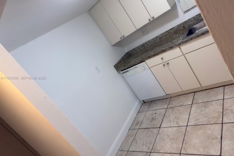 Condo in Miami, Florida, 1 bedroom № 1991210 - photo 1