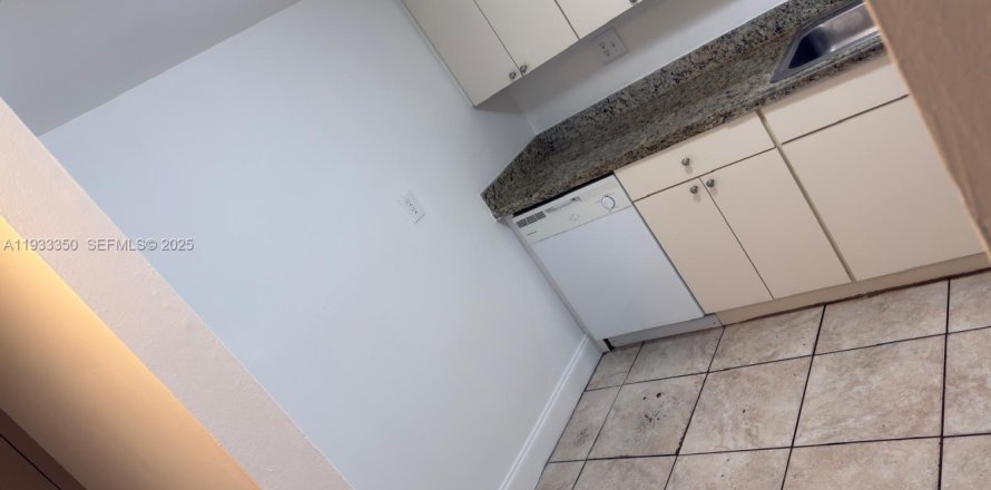 Condo in Miami, Florida, 1 bedroom № 1991210